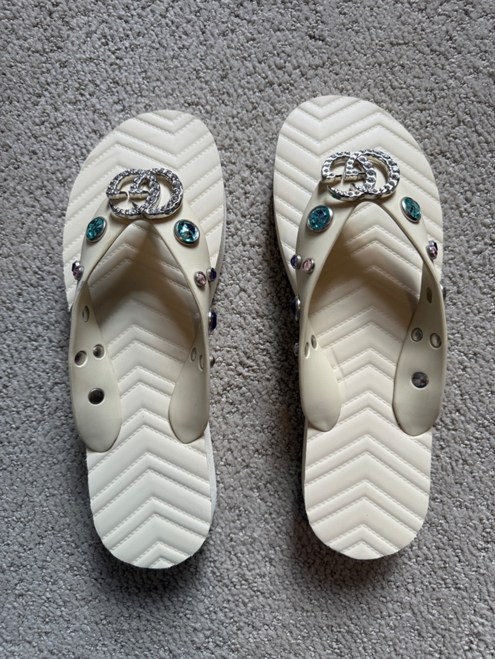 Gucci Pascar Cream Jeweled Thong Sandals with Multicolored Gems - Picture 5 of 11